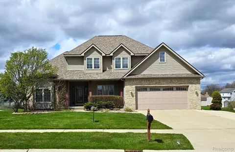 6440 Wailea Dr, Grand Blanc, MI 48439