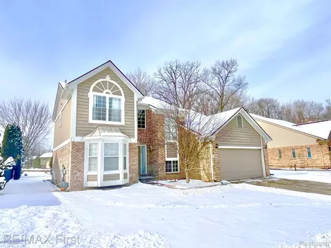 2600 Locksley Ct, Troy, MI 48083