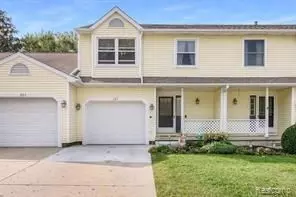 225 Meadow Pointe Dr, Fenton, MI 48430