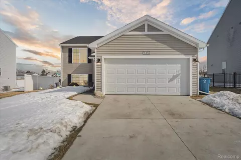 16477 Bedington Dr, Fenton, MI 48451