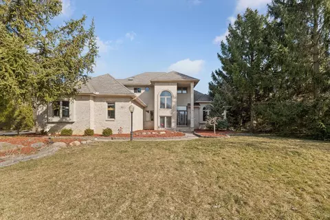 921 Dacea Crt Ct, White Lake, MI 48386