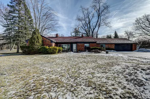 915 S Squirrel Rd, Auburn Hills, MI 48326