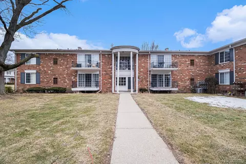 488 Fox Hills Dr S #A-2, Bloomfield Township, MI 48304