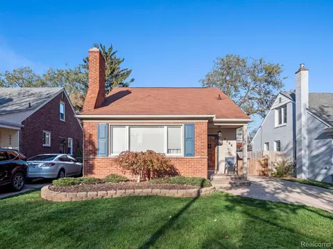 2064 Oxford Rd, Grosse Pointe Woods, MI 48236