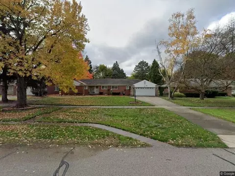 18841 Rainbow Dr, Lathrup Village, MI 48076