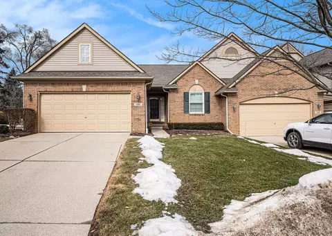 1351 Waverly Dr, White Lake, MI 48386
