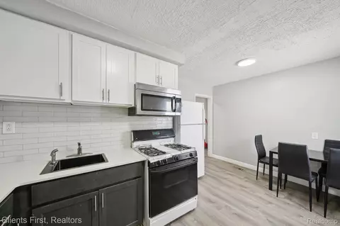 8658 Auburn St, Detroit, MI 48228