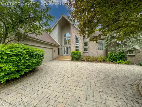 28036 Hickory Cir, Farmington Hills, MI 48331