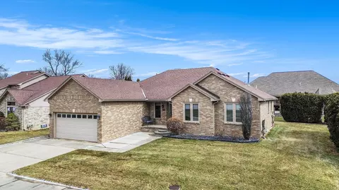 36324 Gloucester Trl, Clinton Township, MI 48035