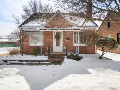 22332 Trombly St, Saint Clair Shores, MI 48080