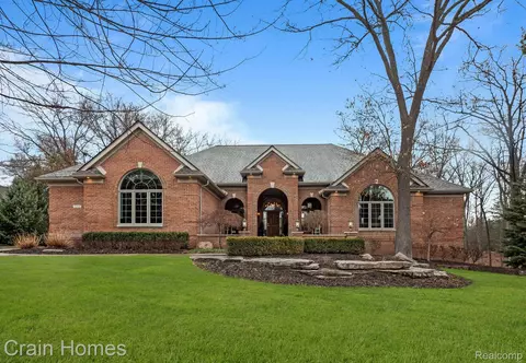 1200 Deer Path Trl, Oxford, MI 48371