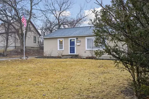 31734 Cambridge St, Garden City, MI 48135