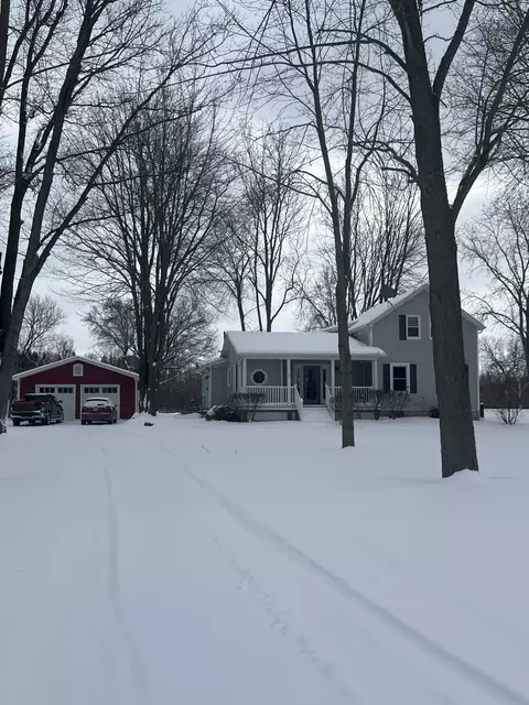 8926 Hough Rd, Almont, MI 48003