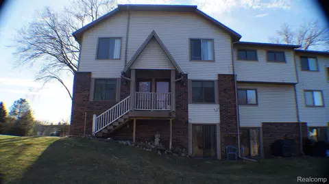 7220 Bluewater Dr #140, Springfield, MI 48348