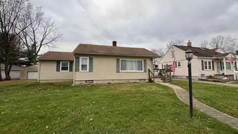 239 Armstrong St, Fenton, MI 48430