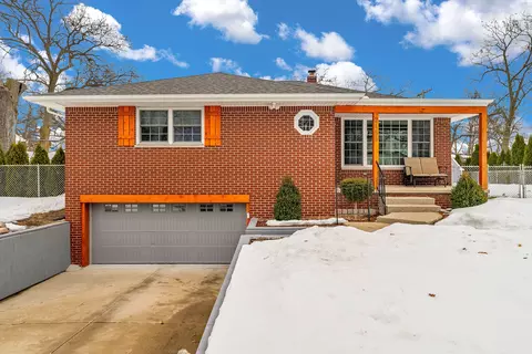 2454 Woodstock Dr, Port Huron, MI 48060
