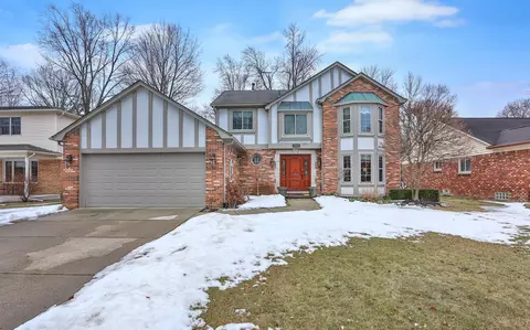 19916 Calumet Dr, Clinton Township, MI 48038