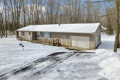 8027 Fair Oaks Dr, Hamburg, MI 48189