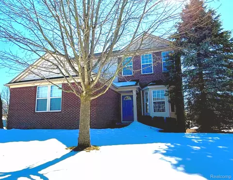 855 Canyon Creek Dr, Holly, MI 48442