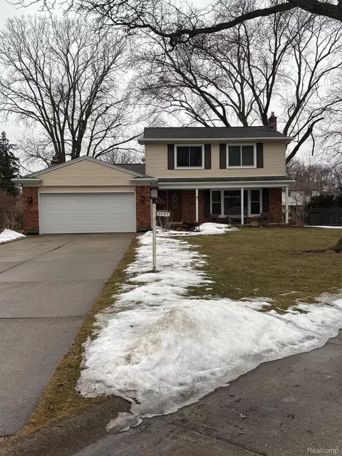 6271 Sandshores Dr, Troy, MI 48085