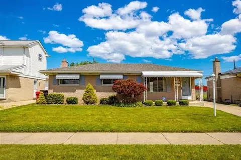 27682 Woodmont St, Roseville, MI 48066