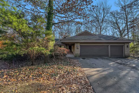 1195 Banbury Cir, Bloomfield Hills, MI 48302