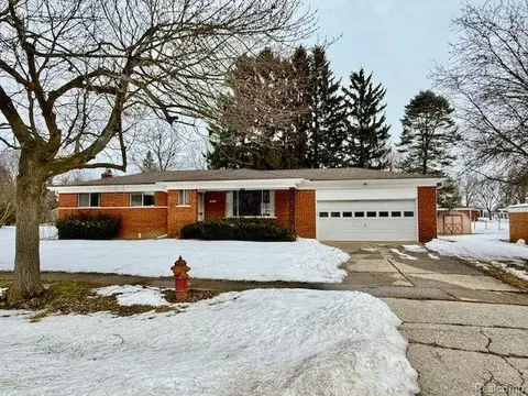 495 Hamilton Ave, Almont, MI 48003