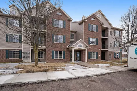 14107 Pinehurst Ln, Grand Blanc, MI 48439