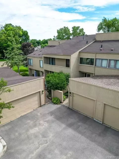 7338 Balsam, West Bloomfield, MI 48322