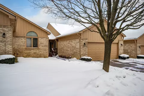35204 Knollwood Ln, Farmington Hills, MI 48335