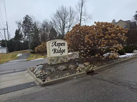 6396 Aspen Ridge Blvd, West Bloomfield, MI 48322