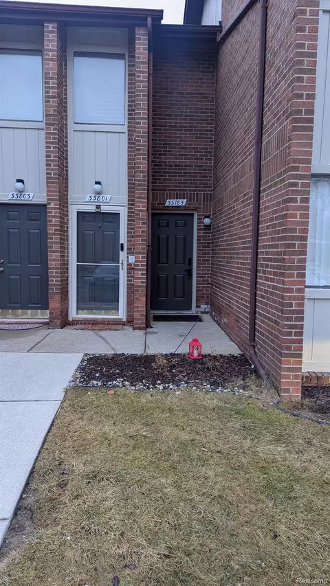 33785 Pondview Cir, Livonia, MI 48152