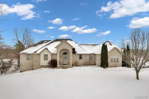 3912 Alex Crt Ct, Oxford, MI 48371