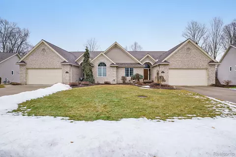 2040 Crystal Wood Trl, Flint, MI 48433