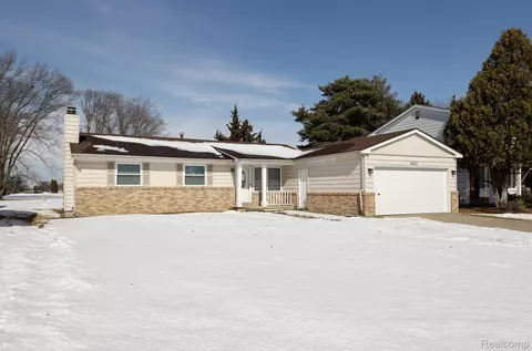 5123 Mill Wheel Dr, Grand Blanc, MI 48439
