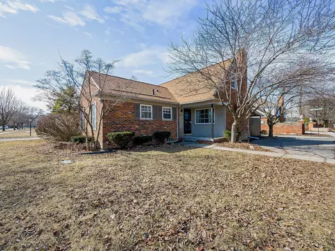 20691 Wedgewood Dr, Grosse Pointe Woods, MI 48236