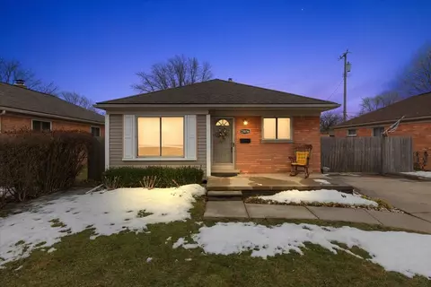 23036 Maxine St, Saint Clair Shores, MI 48080