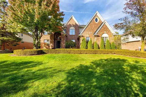 1048 Salma Dr, Troy, MI 48084