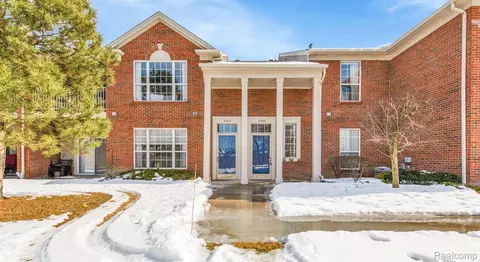 51629 Hale Ln, Chesterfield, MI 48051