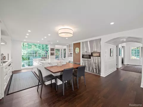 300 Warren Crt Ct, Birmingham, MI 48009