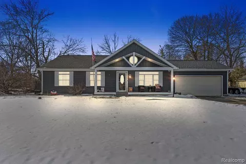 6356 Samson Dr, Grand Blanc, MI 48439