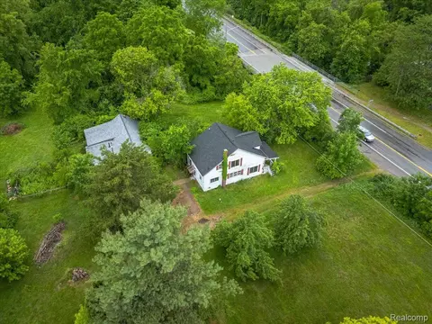 3246 E Maple Ave, Grand Blanc, MI 48507