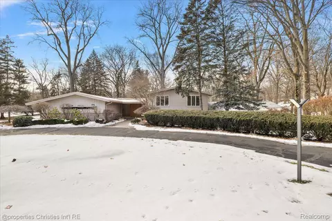 4978 Malibu Dr, Bloomfield Township, MI 48302