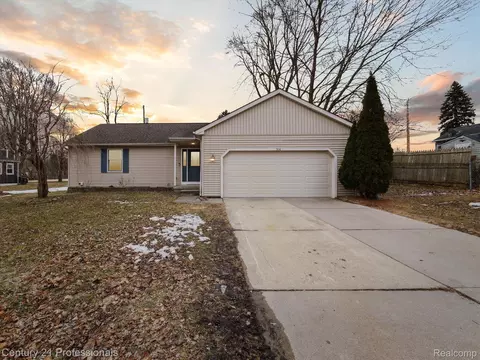 3114 Hill Rd, Auburn Hills, MI 48326