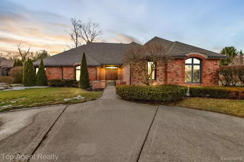 4871 Rivers Edge Dr, Troy, MI 48098