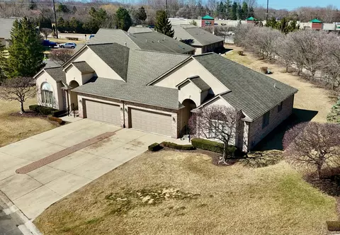 15315 E Hunters Pointe Dr, Macomb, MI 48042