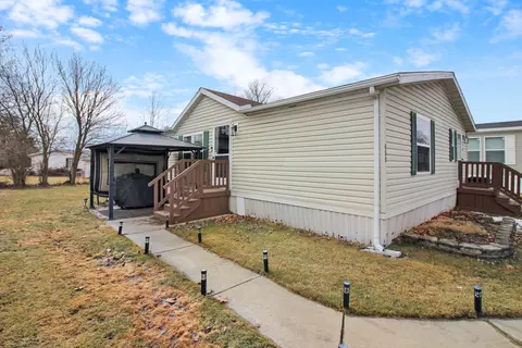 450 Pine Cone Trl, Monroe, MI 48161