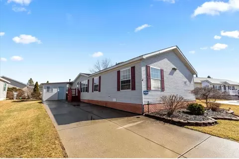 45288 Burgundy Dr, Macomb, MI 48044