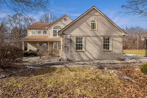 2091 Palmer Dr, Wixom, MI 48393