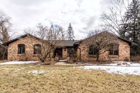 6734 Mountain Dr, Troy, MI 48098